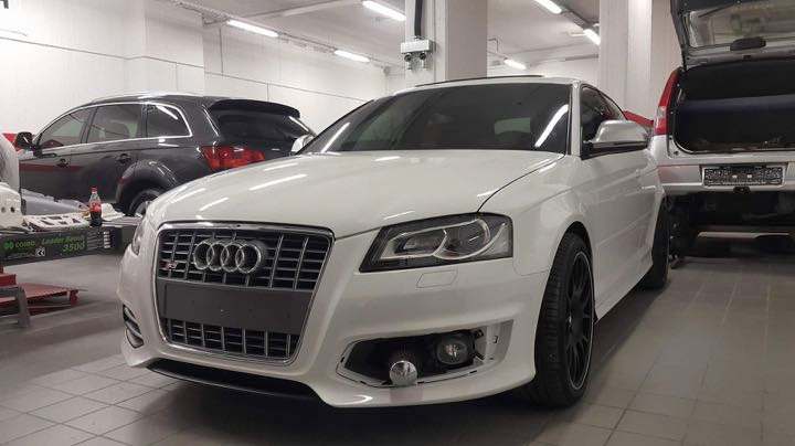 Audi S3 μετά την επισκευή και τη βαφή, μέσα στο συνεργείο
