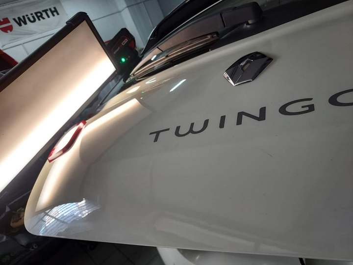 Το πορτ μπαγκάζ του Renault Twingo κατά την επισκευή με PDR